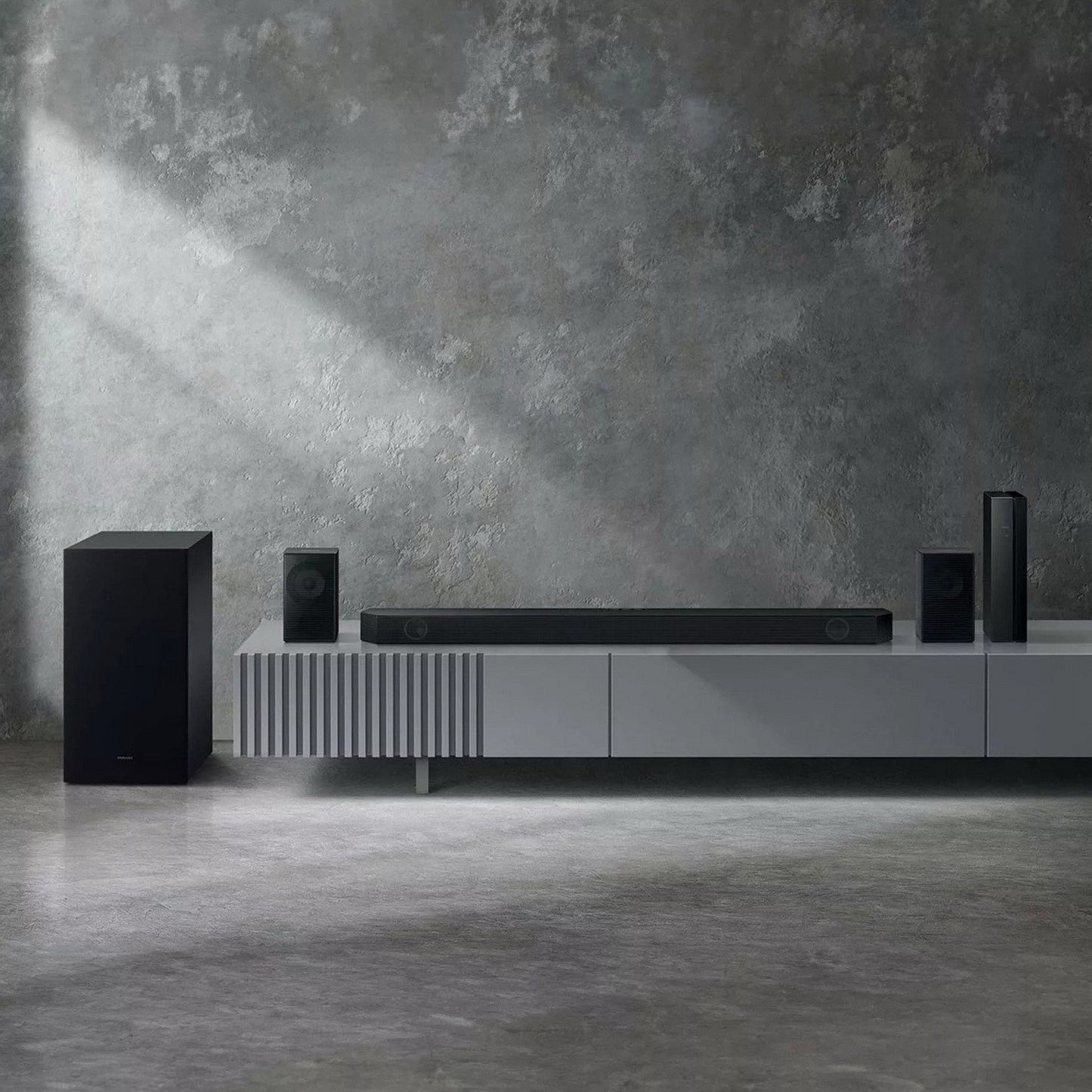 Samsung 5.1 Channel Sound Bar Wireless Subwoofer Q-Symphony Dolby ATMOS Audio